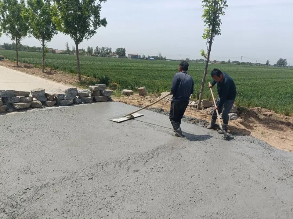 鄆城某村修繕農(nóng)田生產(chǎn)路，打通農(nóng)業(yè)生產(chǎn)“最后一公里”